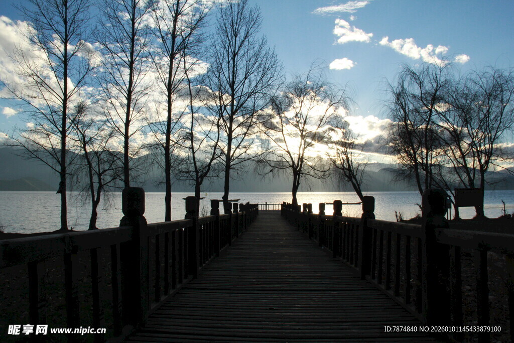 湖畔木栈道的静谧风光