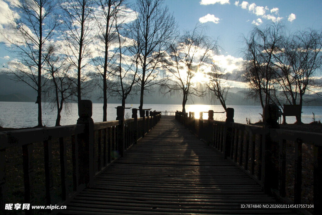 夕阳下的湖畔木栈道