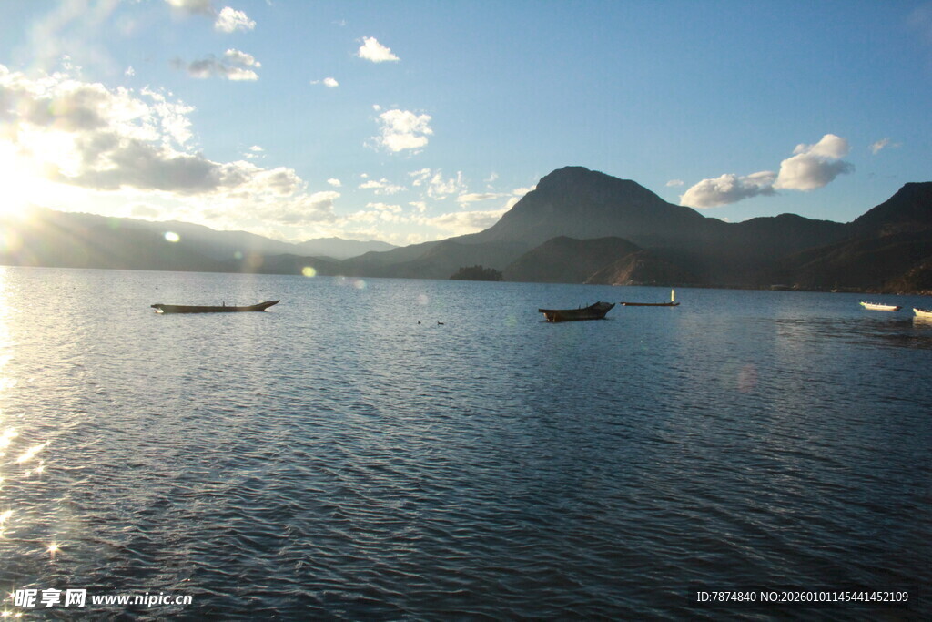 海上日出美景 远山相伴