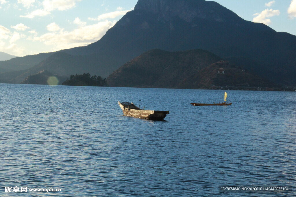 湖中小船与远处山峦美景