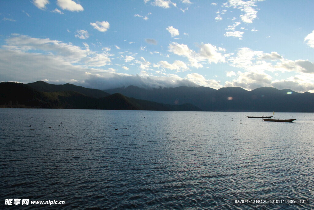 宁静湖景与远舟