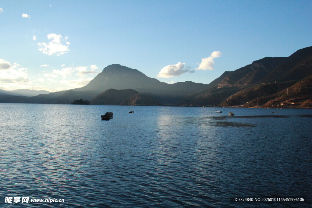 宁静湖景与远山风光
