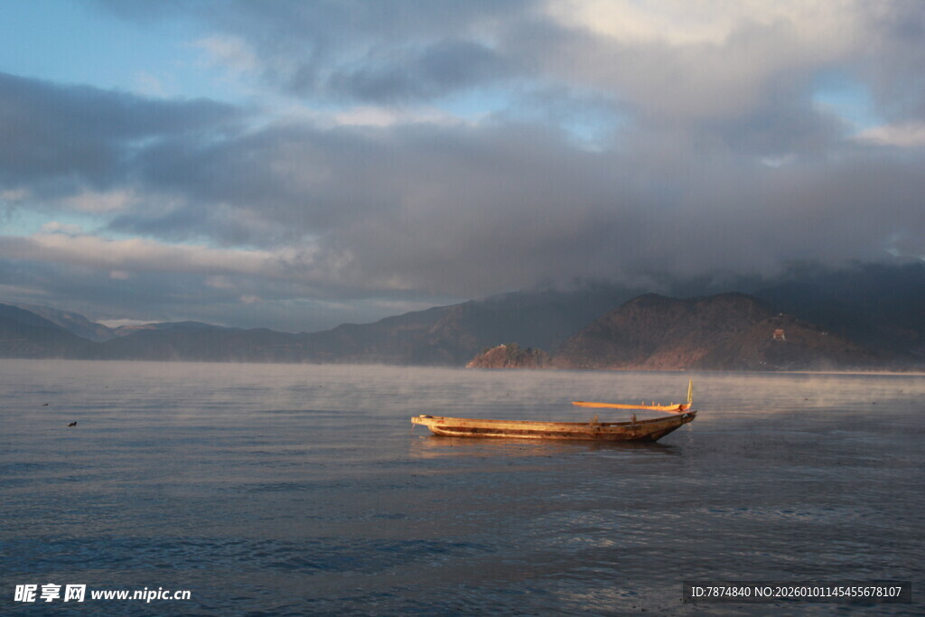 孤舟泛于山水云雾间
