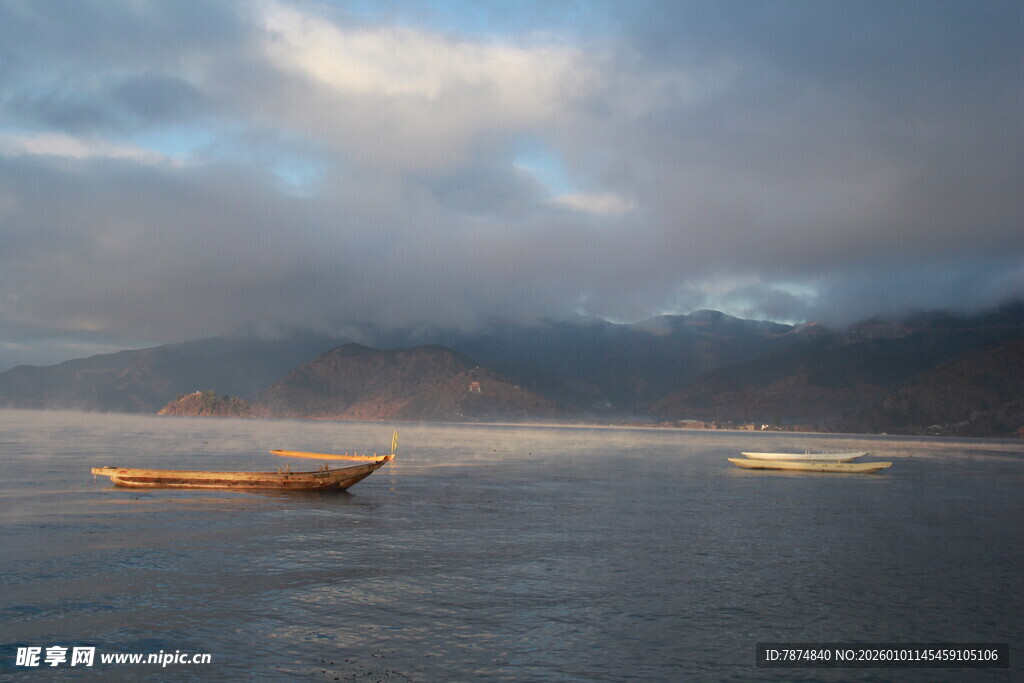湖面孤舟伴远山云雾
