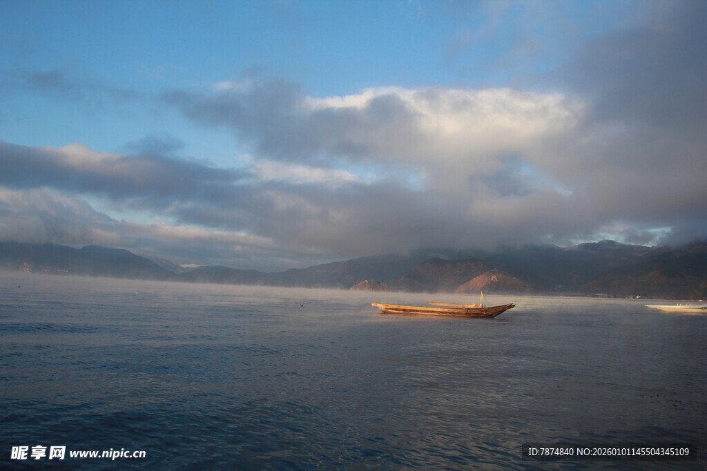 海上孤舟伴云霞