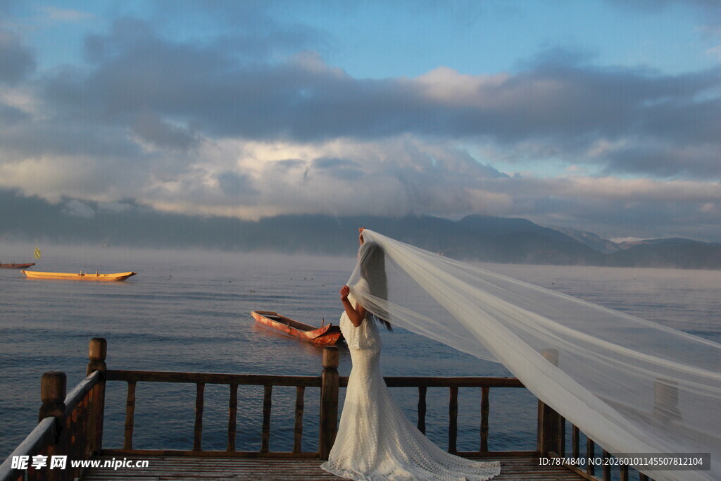 海边新娘眺望远方美景