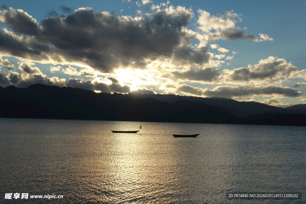 夕阳下宁静的湖面与小船