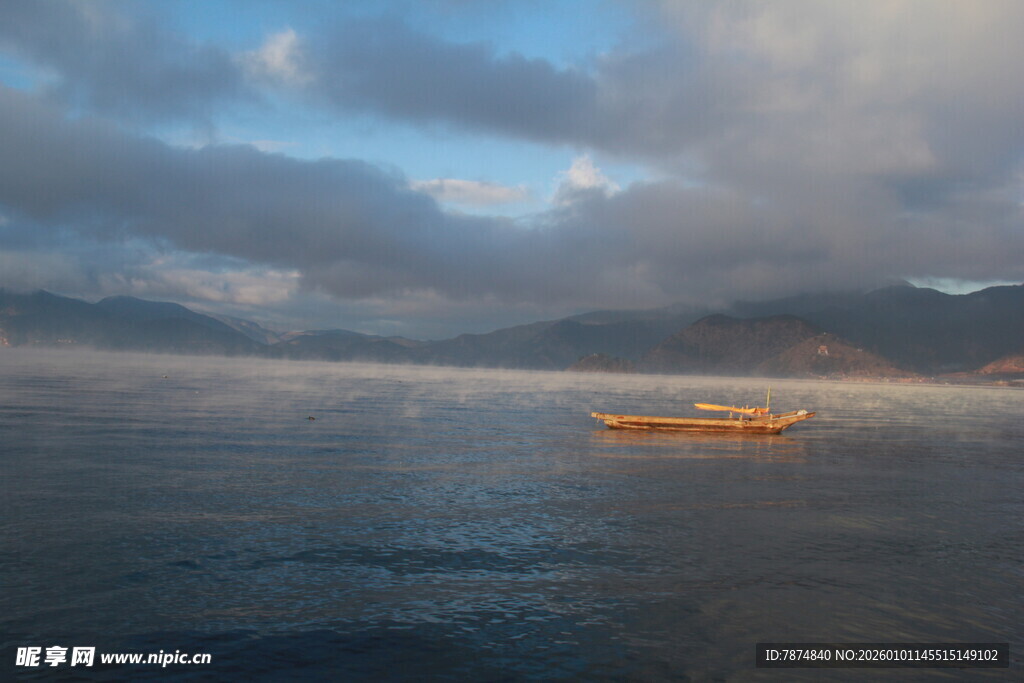 海上孤舟伴云雾美景