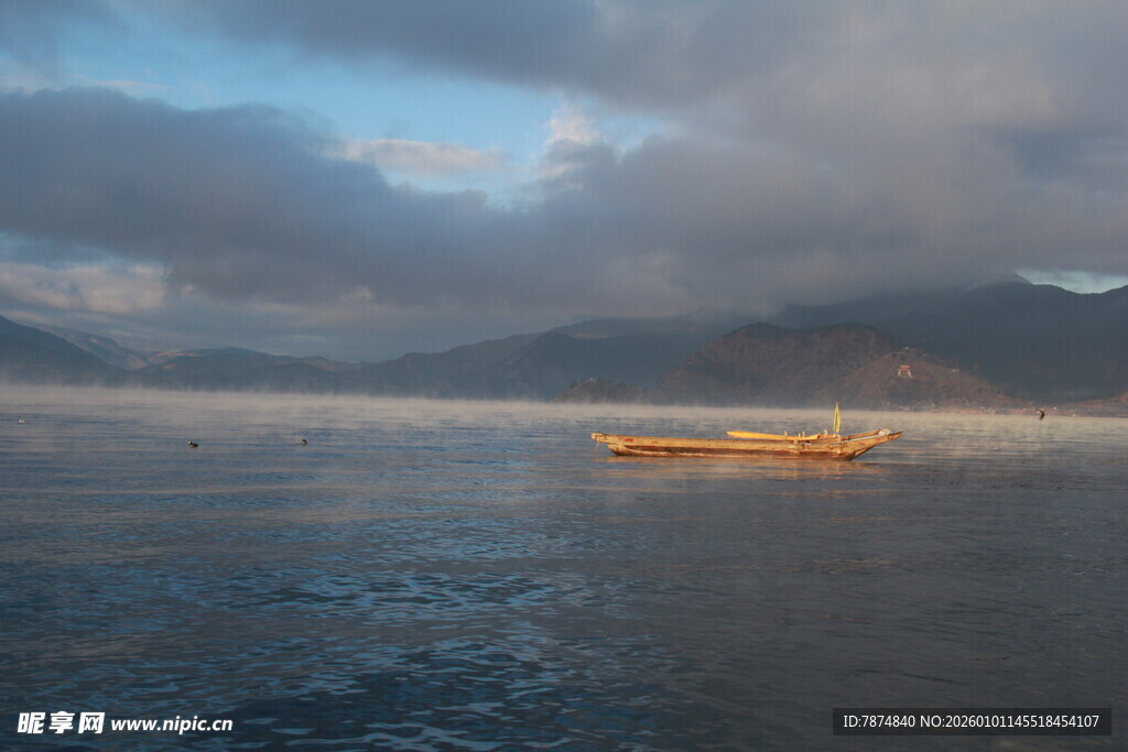 湖面上的孤舟与朦胧晨雾