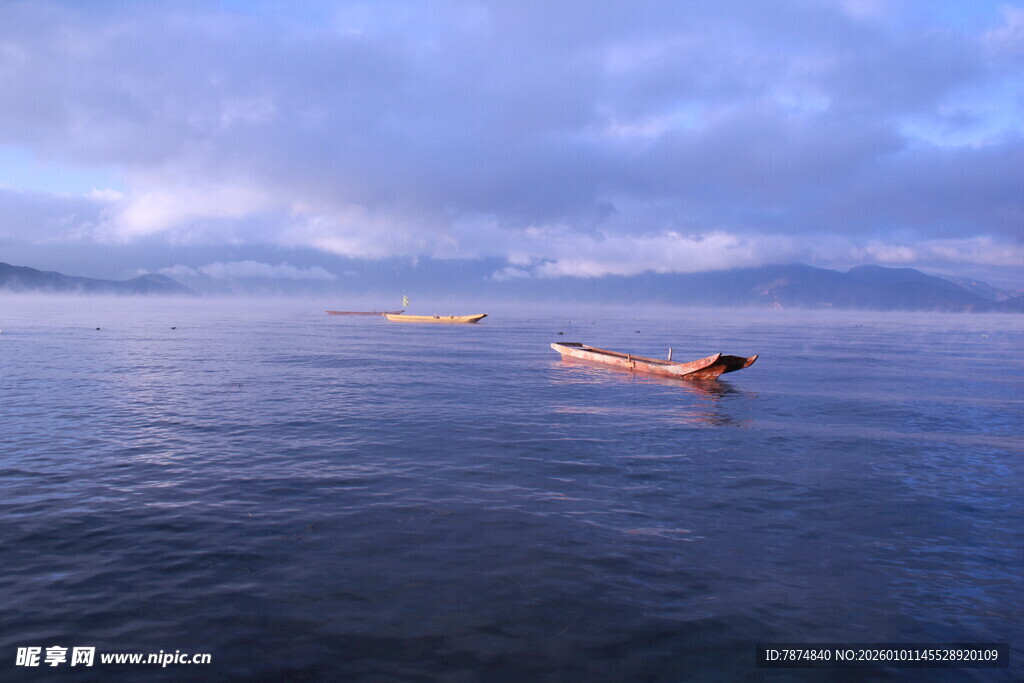 海上孤舟 远方云雾缭绕