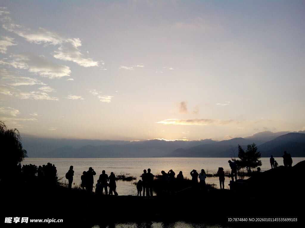 海边日落时的人群景象