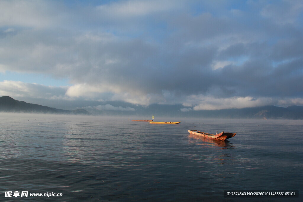 孤舟泛于辽阔海面