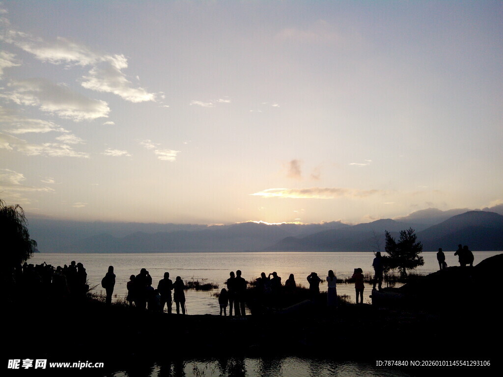 湖畔黄昏人群剪影美景