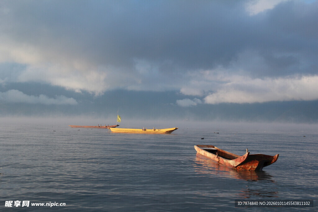 海上孤舟 天际风云变幻