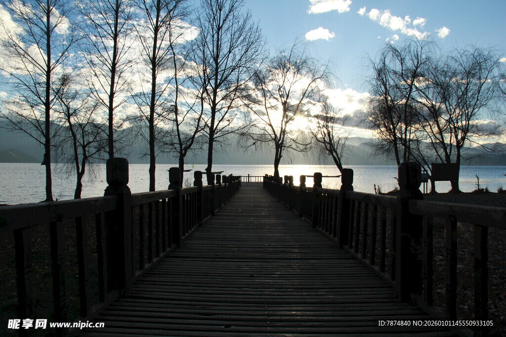 湖畔木栈道 静谧冬日风光