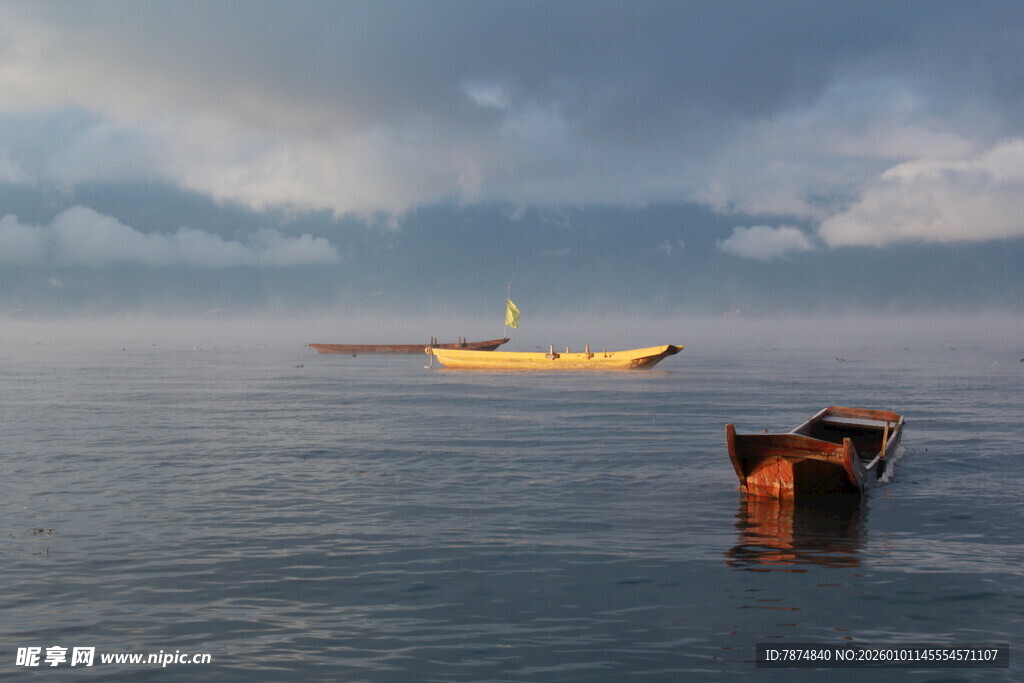 海上孤舟与废弃物件