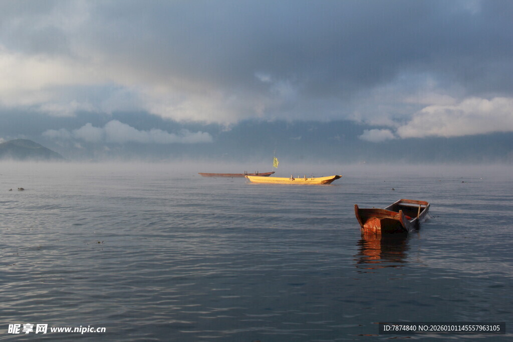 海上船只与礁石的景象