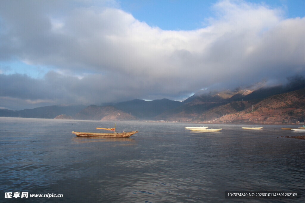 宁静湖面上的孤舟与远山