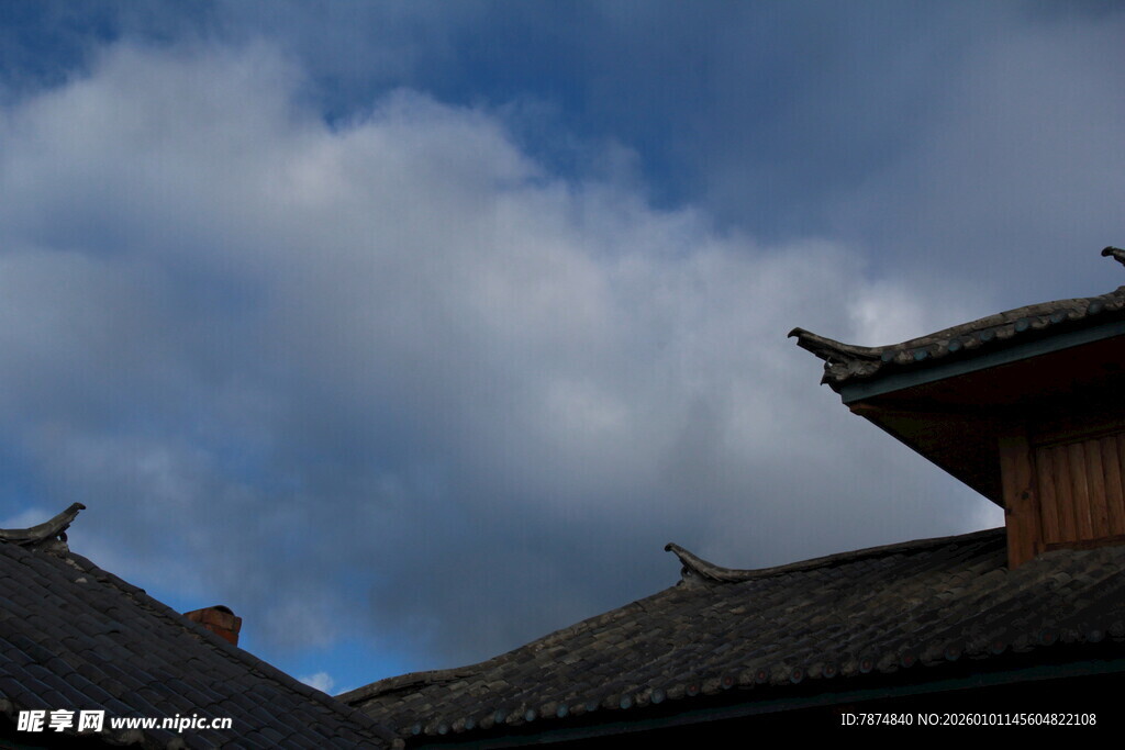 中式屋顶映于蓝天白云