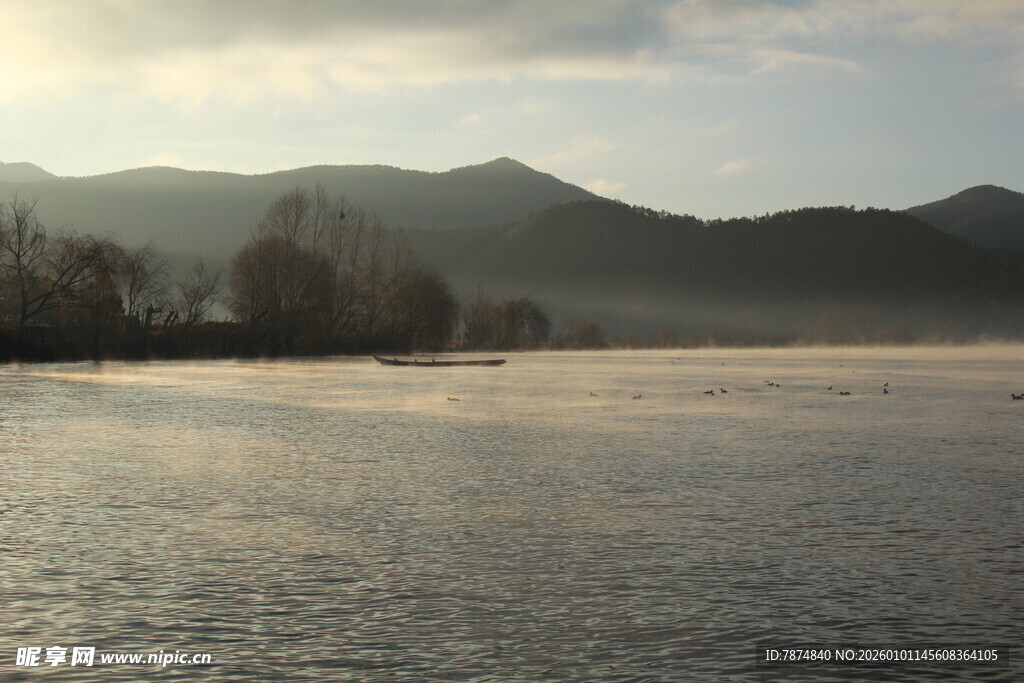 湖畔晨景 远山薄雾轻笼