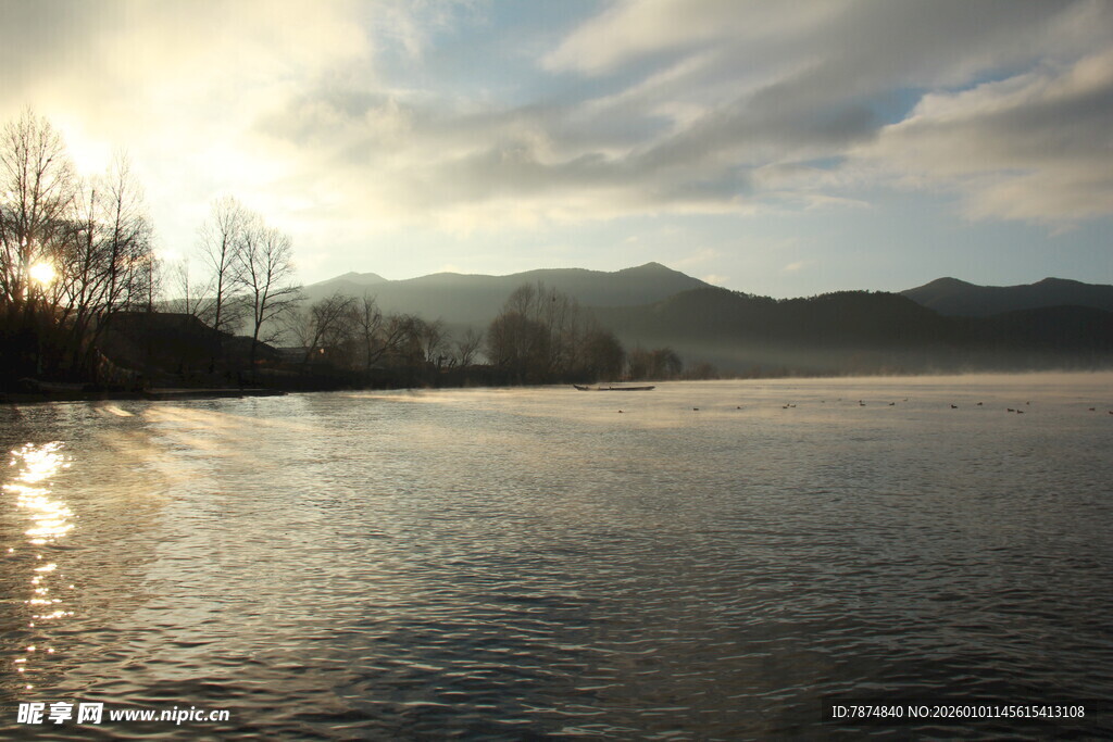 湖畔日出美景