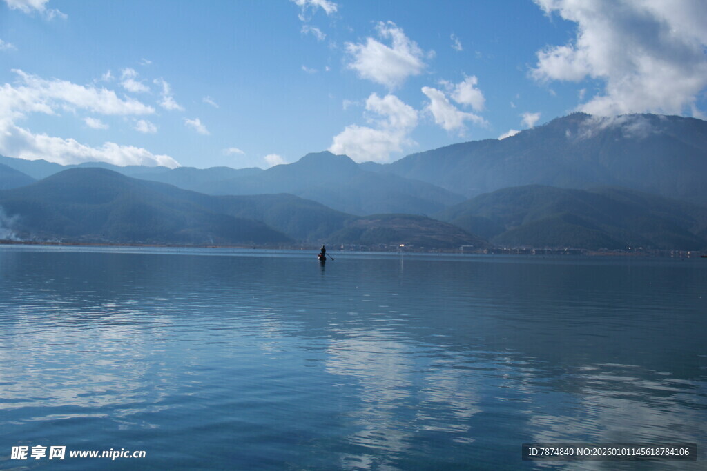宁静湖景与远处山峦