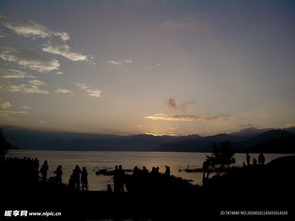 海边日落时的人群剪影