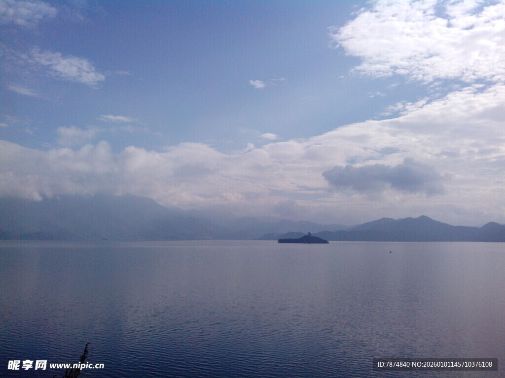 宁静湖面与蓝天白云美景