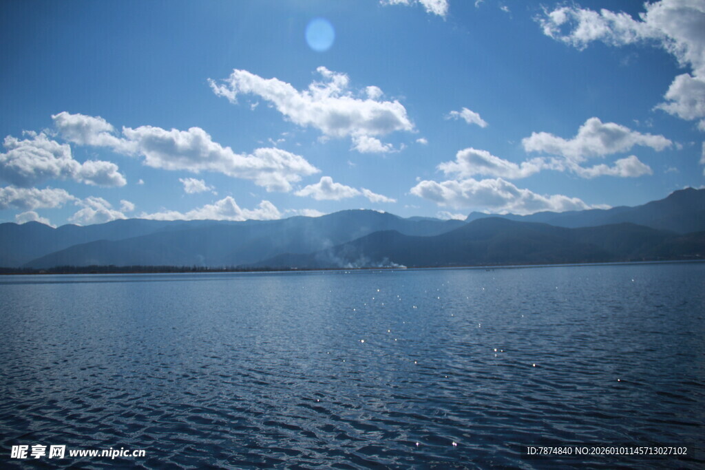 蓝天碧水间的宁静湖景