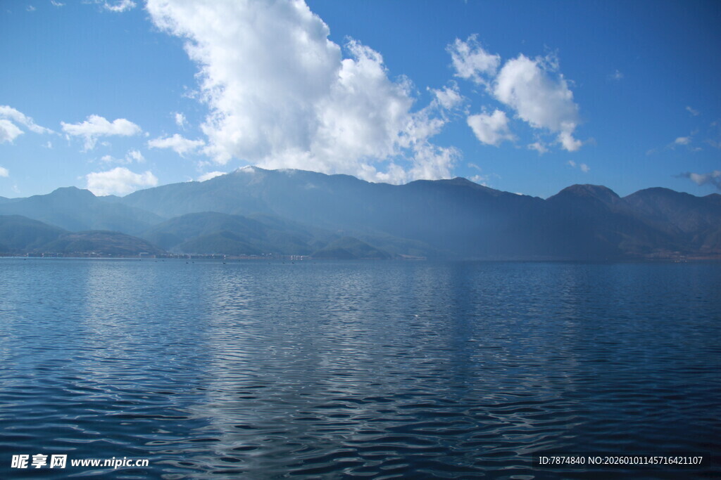 宁静湖景与远山蓝天白云