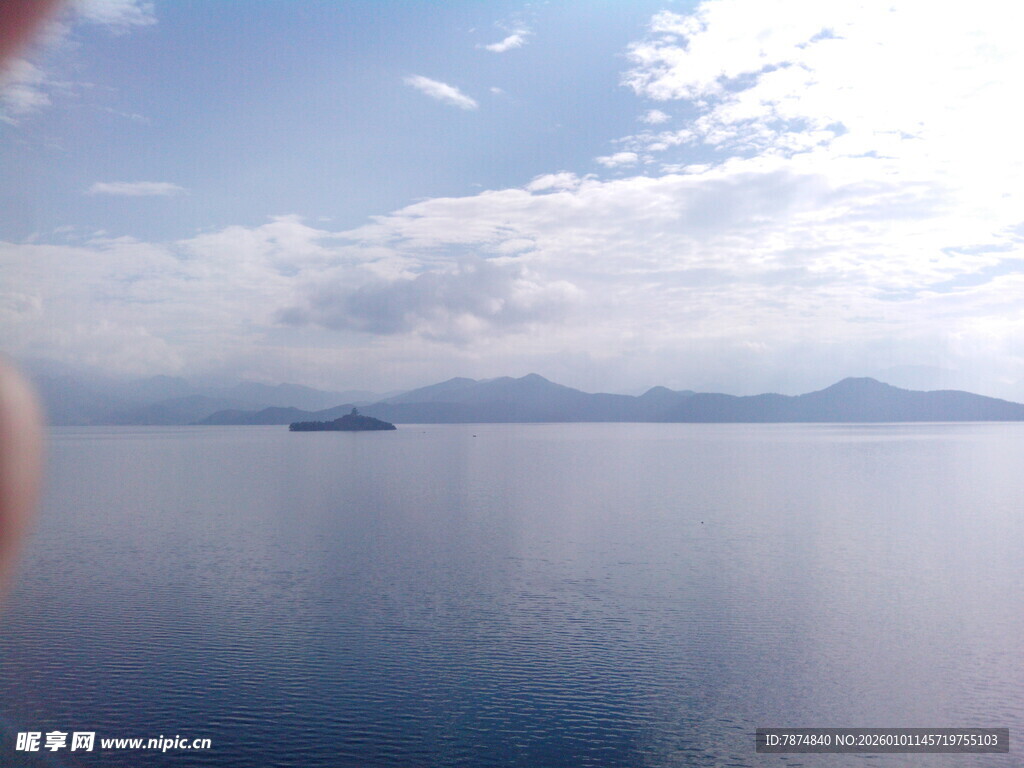 海上远景 云与山的美丽画面