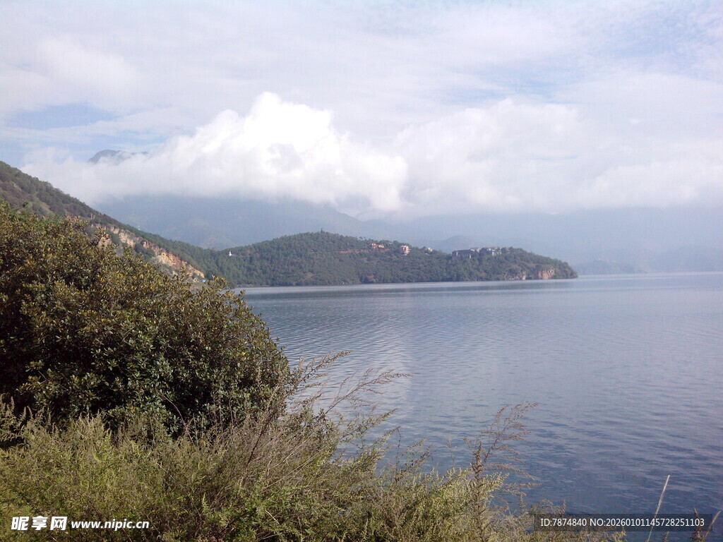 海岸风光 远山与辽阔水域
