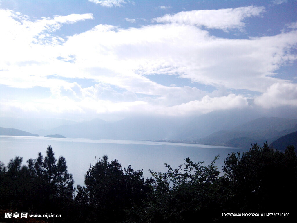 湖畔山林 云遮蓝天美景