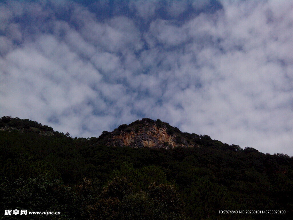 山峦之上的蓝天白云