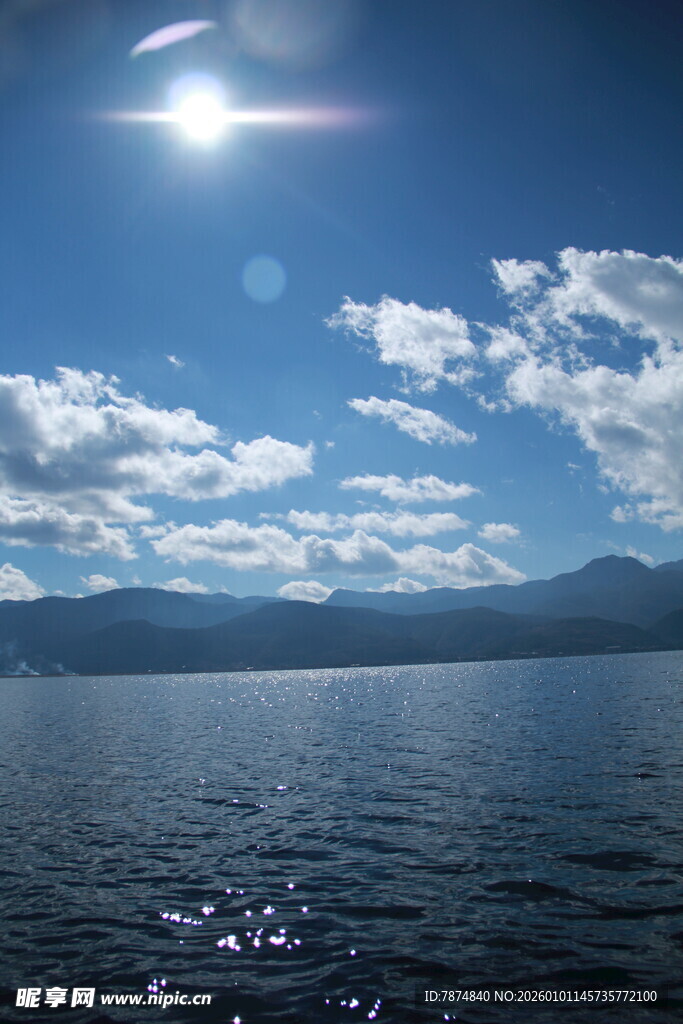 蓝天碧水间的湖光山色