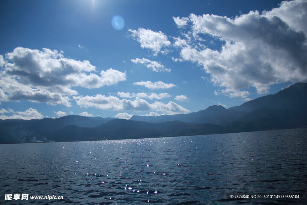 蓝天碧水间的湖山美景