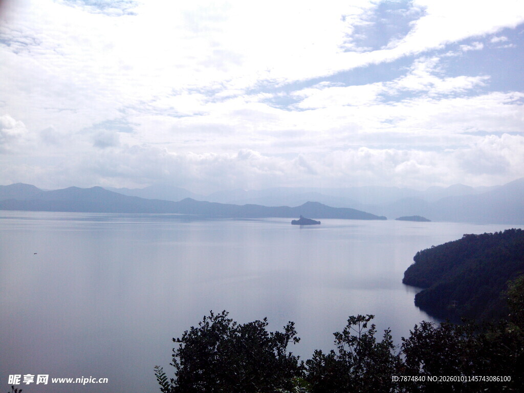 云雾缭绕的静谧湖景