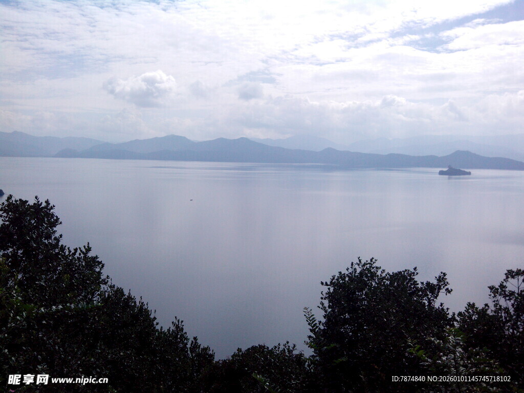 湖畔山林间的静谧湖景
