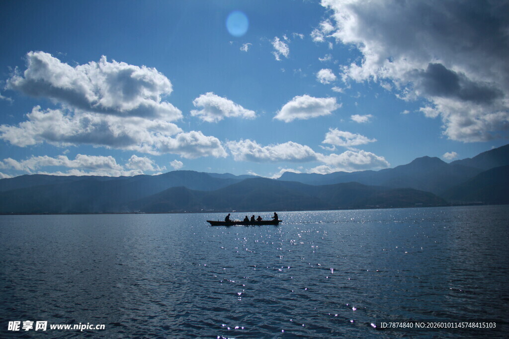 湖面上的小船与蓝天白云
