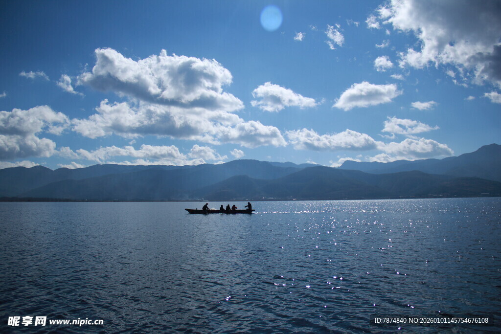 宁静湖面小船与蓝天白云
