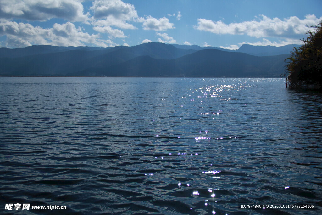 宁静湖水与远处山峦美景