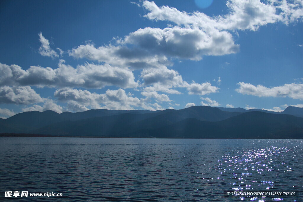 蓝天碧水间的远山美景