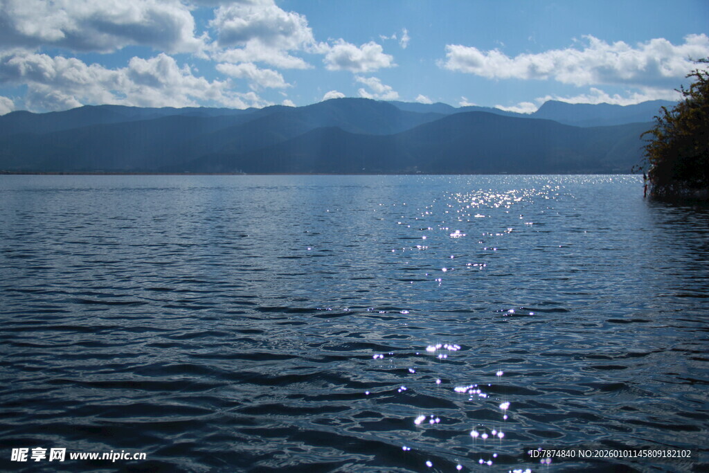 宁静湖面与远处山峦风光