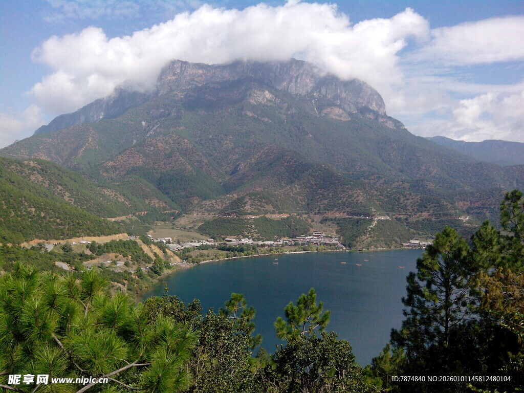 青山碧水间的秀丽风光