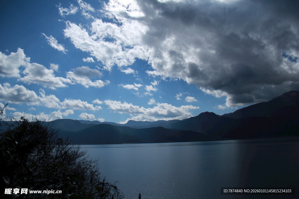 蓝天白云下的静谧湖水