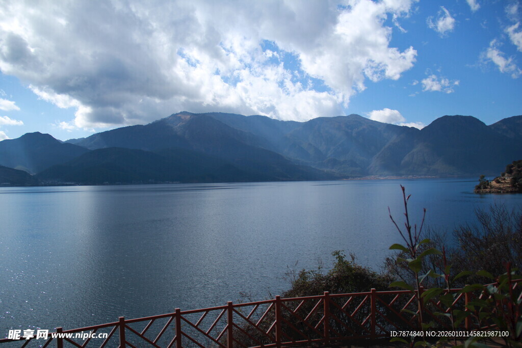 宁静湖畔的山水风光