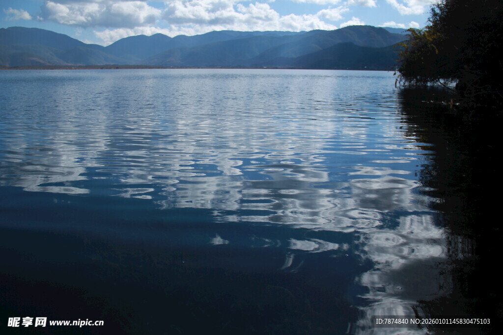 宁静湖面与远处山峦倒影