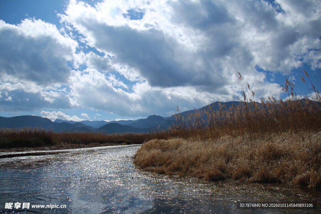 河畔风光 蓝天白云映山河