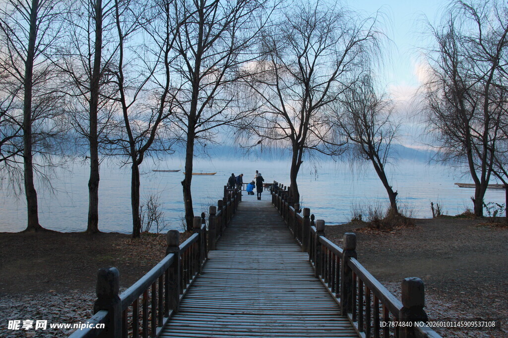 湖畔木栈道上的漫步风景