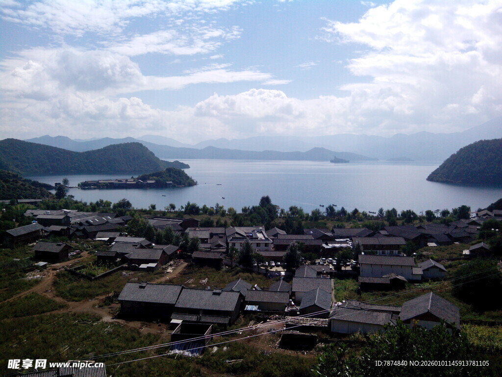 湖畔村落美景